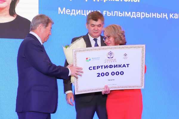 Преодолели 30 тысяч километров, чтобы лечить людей: названы лучшие врачи медпоездов - Sputnik Казахстан