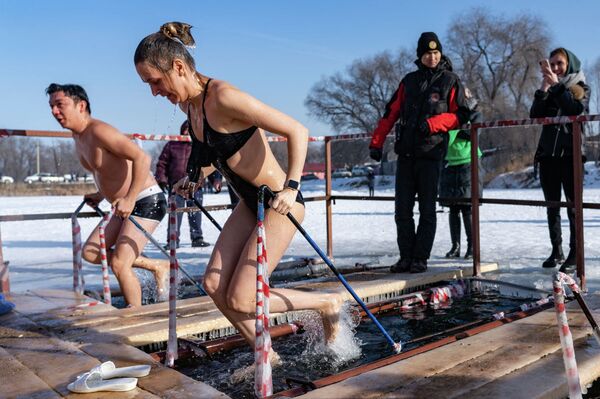 Тысячи казахстанцев окунулись в прорубь на Крещение - фото Тысячи казахстанцев окунулись в прорубь на Крещение - фото - Sputnik Казахстан