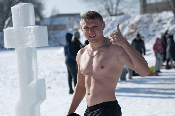 Тысячи казахстанцев окунулись в прорубь на Крещение - фото Тысячи казахстанцев окунулись в прорубь на Крещение - фото - Sputnik Казахстан
