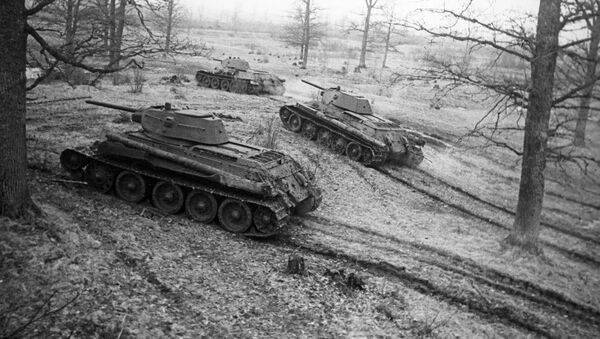 Танки Т-34 выходят на боевой рубеж, архивное фото - Sputnik Казахстан
