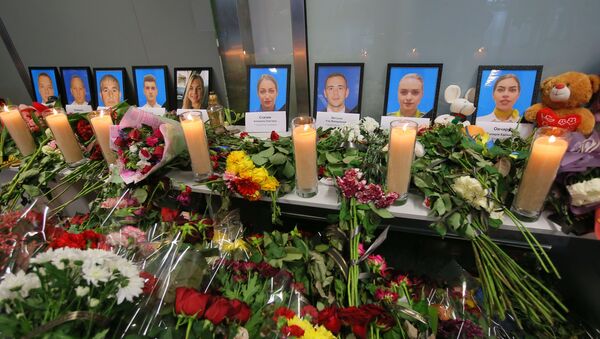 Цветы и свечи в международном аэропорту Борисполь в Киеве в память о членах экипажа пассажирского лайнера Boeing 737-800 - Sputnik Казахстан