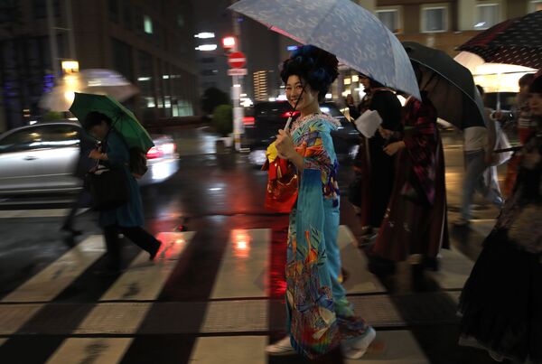 Японка в кимоно в городе Оита - Sputnik Казахстан