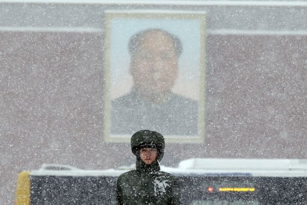 Китайский полицейский на площади Тяньаньмэнь в Пекине во время снегопада  - Sputnik Казахстан