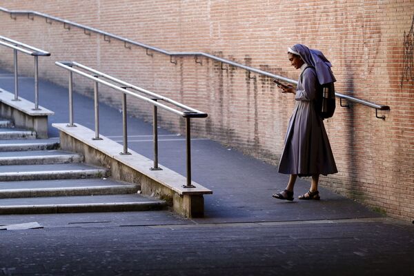  Монахиня с телефоном возле Ватикана, Рим - Sputnik Казахстан