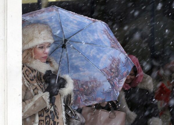 Девушка пережидает снегопад возле подземного пешеходного перехода на Тверской улице в Москве - Sputnik Казахстан