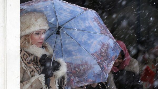 Девушка пережидает снегопад возле подземного пешеходного перехода на Тверской улице в Москве - Sputnik Казахстан