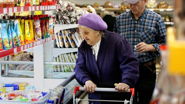 Пенсионерка в продуктовом магазине - Sputnik Казахстан
