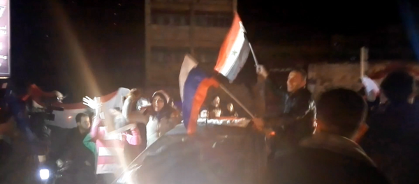 Жители Алеппо с флагами Сирии и РФ пели и танцевали после освобождения Алеппо Жители Алеппо с флагами Сирии и РФ пели и танцевали после освобождения Алеппо - Sputnik Казахстан