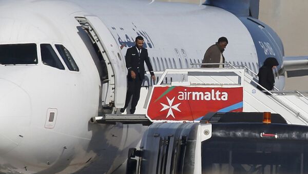 Заложников высаживают из захваченного самолета в аэропорту на Мальте - Sputnik Казахстан