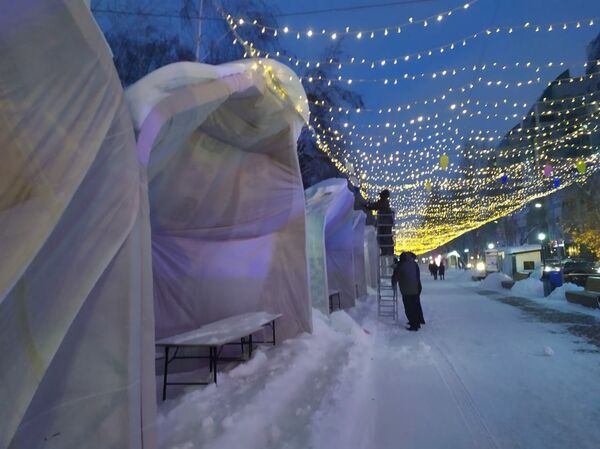 Крыша юрты проломилась под тяжестью снега на Арбате в Нур-Султане - Sputnik Казахстан