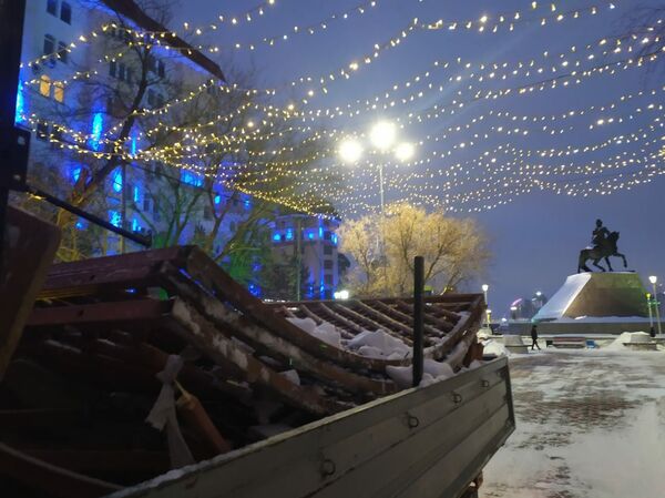 Крыша юрты проломилась под тяжестью снега на Арбате в Нур-Султане - Sputnik Казахстан