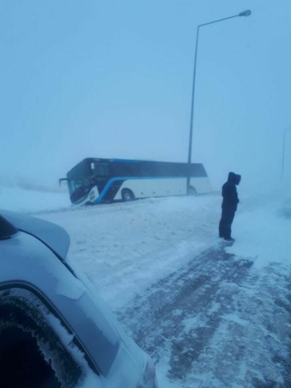 Пригородный автобус слетел в кювет в Нур-Султане, водитель выбрался через люк - Sputnik Казахстан