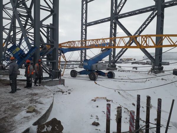 Стрела башенного крана упала на рабочих в Степногорске, один человек погиб - Sputnik Казахстан