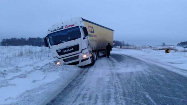 Российский большегруз с биодобавками и еще 23 машины вызволили из снежных заносов за сутки в СКО - Sputnik Казахстан