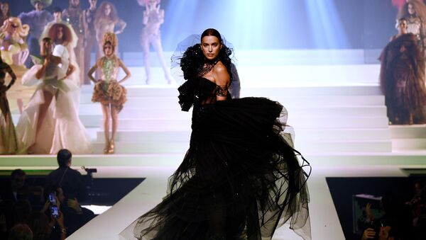 Модель Ирина Шейк во время финального показа модельера Жана-Поля Готье на Неделе моды в Париже - Sputnik Казахстан
