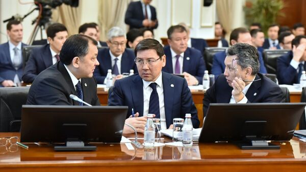 Аскар Жумгалиев (в центре) на расширенном заседании правительства - Sputnik Казахстан