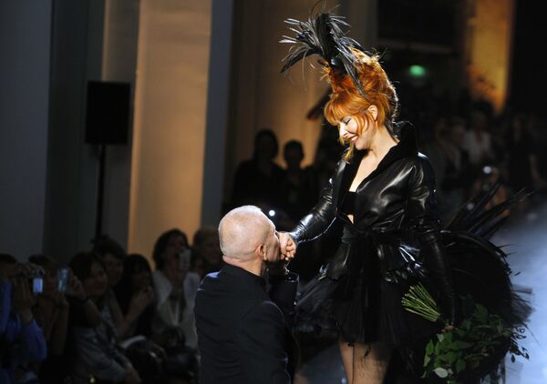 Французский модельер Жан-Поль Готье с певицей Милен Фармер во время показа в Париже - Sputnik Казахстан