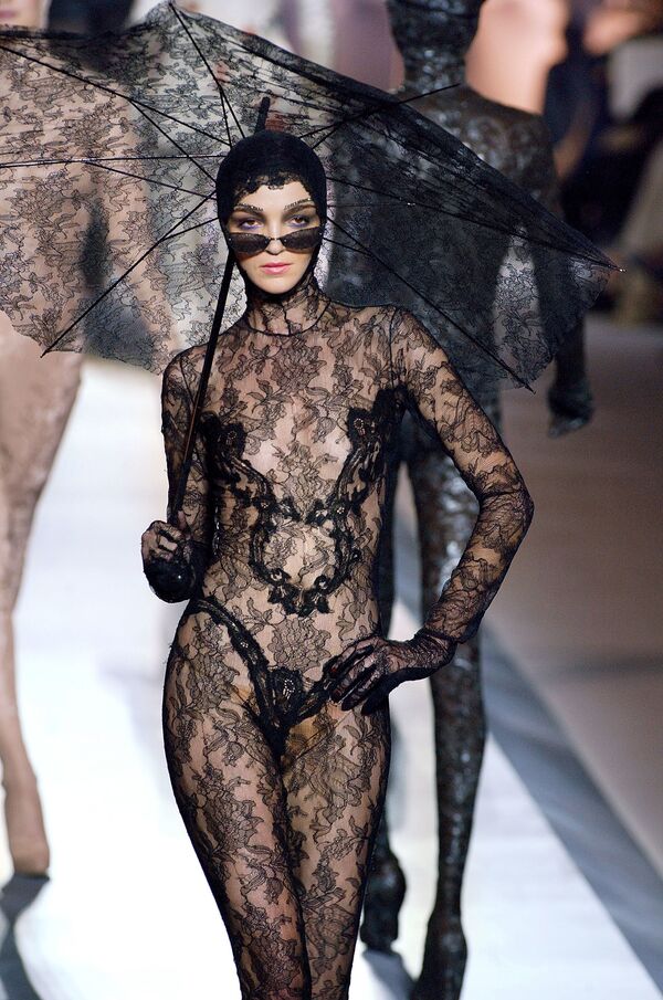 Итальянская модель Мариякарла Босконо представляет творение французского модельера Жана Поля Готье в Париже - Sputnik Казахстан