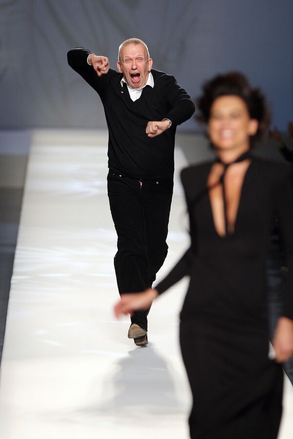 Французский модельер Жан-Поль Готье во время показа в Париже - Sputnik Казахстан