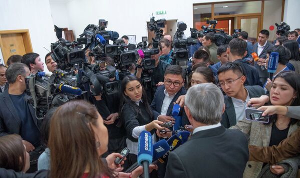 Журналисты на брифинге после расширенного заседания в правительстве - Sputnik Қазақстан