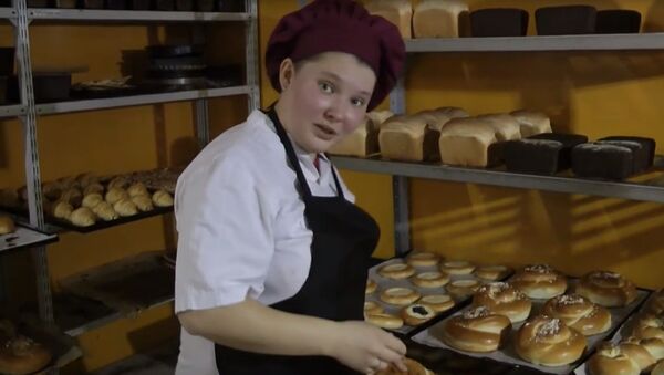 Любимая выпечка из CCCР: сметанник и пирожок с повидлом - видео - Sputnik Казахстан