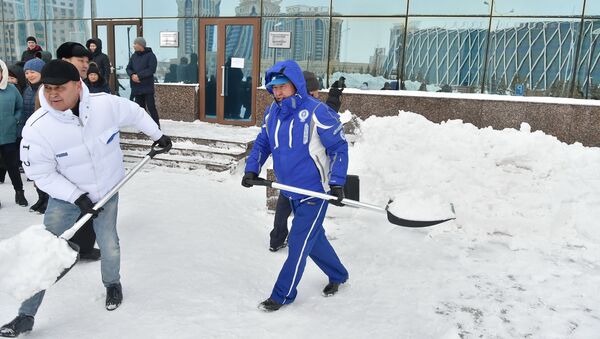 Арыстанбек Мухамедиулы во время акции по очистке снега - Sputnik Казахстан
