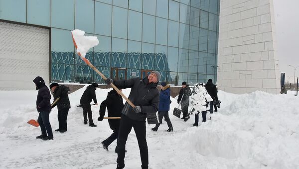 Сотрудник Нацмузея Казахстана на акции по очистке города от снега - Sputnik Казахстан