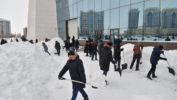 Челлендж по уборке снега в Нур-Султане - Sputnik Казахстан