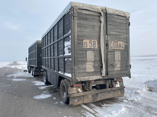 Мысленно попрощался с родными: дальнобойщик двое суток провел в снежном плену - Sputnik Казахстан