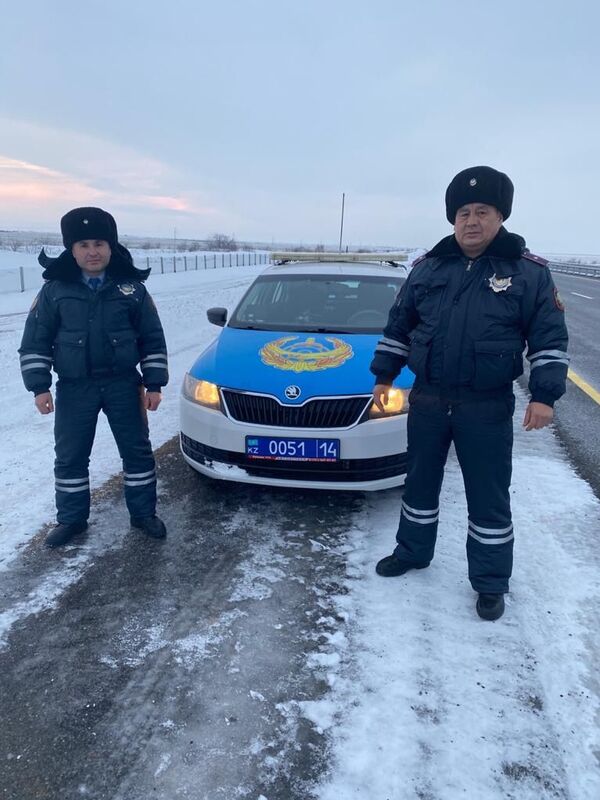 Мысленно попрощался с родными: дальнобойщик двое суток провел в снежном плену - Sputnik Казахстан