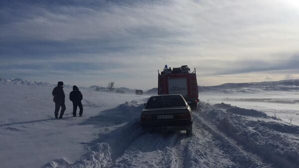 Спасатели помогли вытащить из сугробов автотранспорт скорой помощи в Алматинской области - Sputnik Казахстан