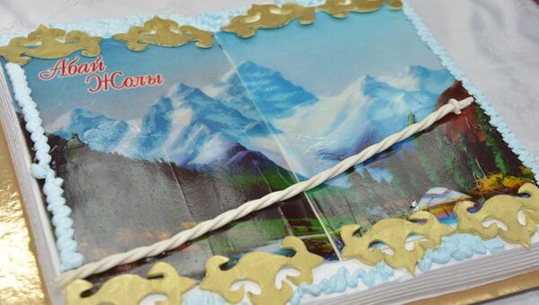 Оформление торта в виде книги Путь Абая - Sputnik Казахстан