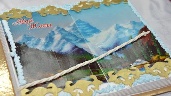 Оформление торта в виде книги Путь Абая - Sputnik Казахстан