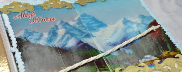 Оформление торта в виде книги Путь Абая - Sputnik Казахстан