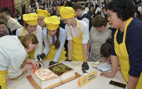 Кулинарный фестиваль по приготовлению съедобных книг в Назарбаев Интеллектуальной школе Петропавловска - Sputnik Казахстан