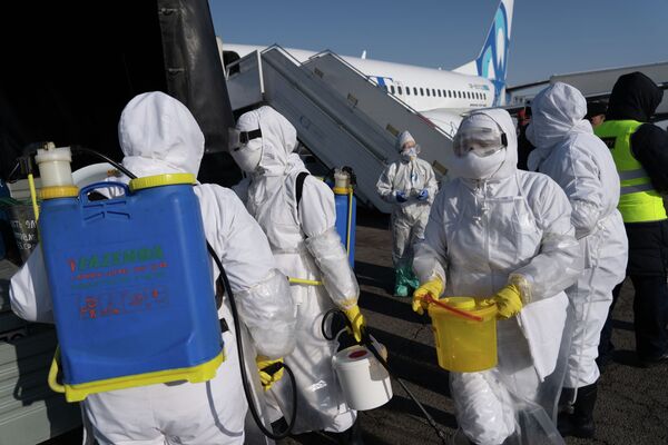Готовность служб аэропорта к возможному прибытию инфицированных коронавирусом пассажиров проверили в Алматы. Учения проводились в условиях, максимально приближенных к реальным - Sputnik Казахстан