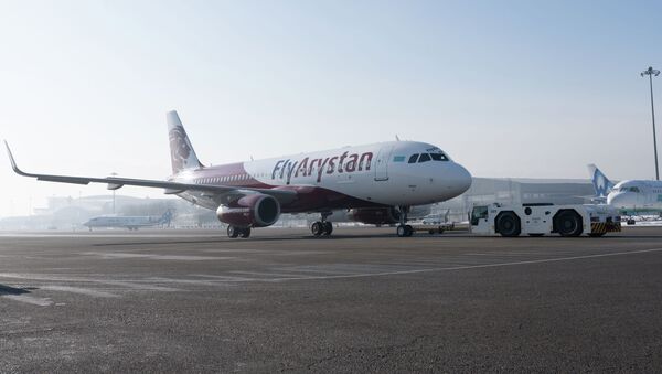 Самолет компании FlyArystan в аэропорту - Sputnik Казахстан