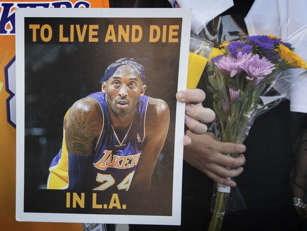 Скорбящие с фотографией погибшего баскетболиста Коби Брайанта в Лос-Анджелесе  - Sputnik Казахстан