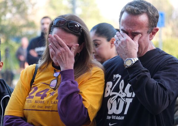 Плачущие люди на акции памяти баскетболиста Коби Брайанта в Калифорнии - Sputnik Казахстан