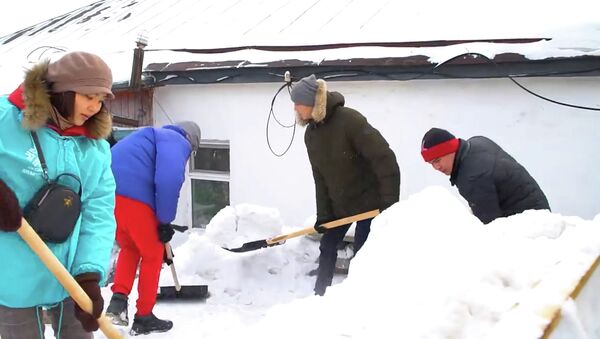 Мы вместе: неравнодушные казахстанцы помогают коммунальщикам – видео  - Sputnik Казахстан