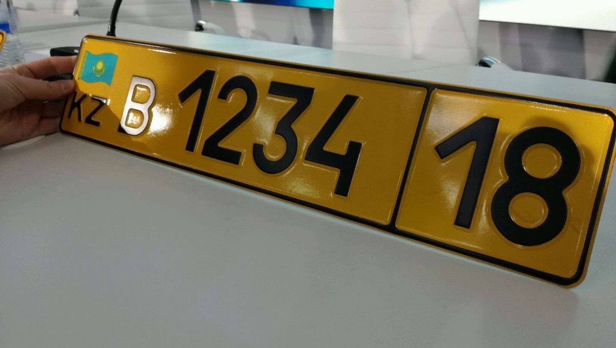 Можно ездить на казахских номерах. Казахстанские номера. Желтые казахстанские номера. Номера Казахстана авто. Казахстанские номера машин.