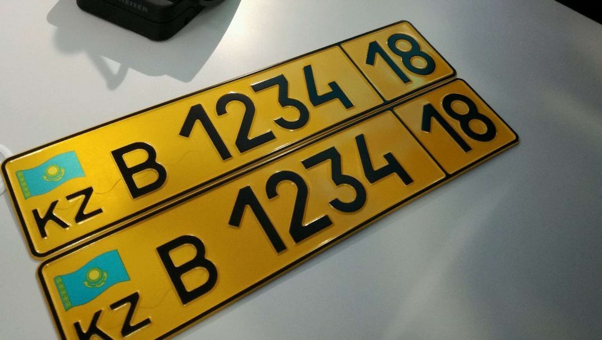 Можно ездить на казахских номерах. Желтые номера. Номерные знаки на авто в Казахстане. Номера Казахстана авто. Желтые автономера.