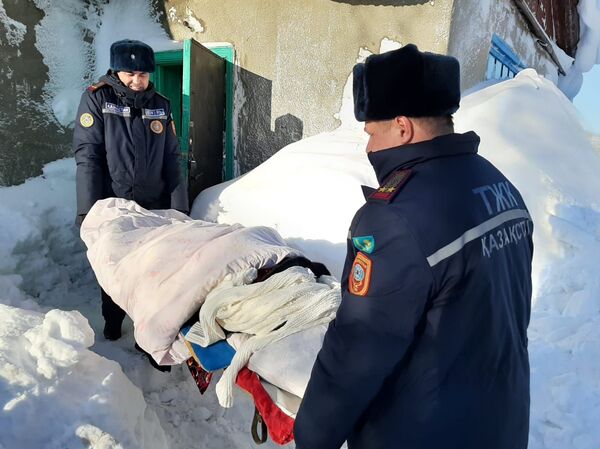 Токаев наградил казахстанских спасателей за эвакуацию людей из снежных заносов Токаев наградил казахстанских спасателей за эвакуацию людей из снежных заносов - Sputnik Казахстан