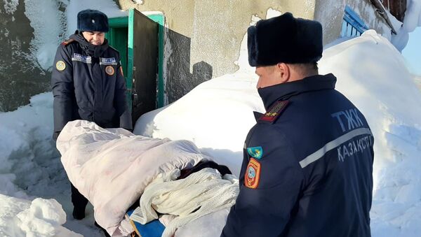 Спасатели эвакуируют роженицу в Акмолинской области - Sputnik Казахстан