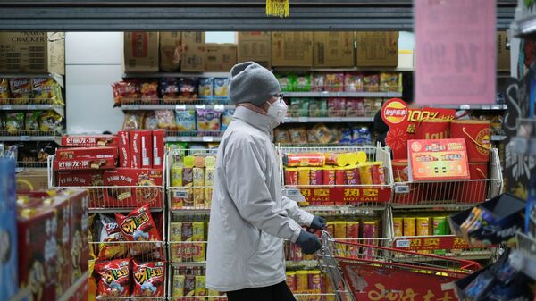 Женщина в защитной маске в китайском супермаркете - Sputnik Қазақстан