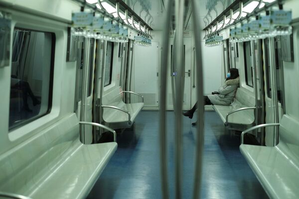 Девушка в маске в метро в Пекине  - Sputnik Казахстан