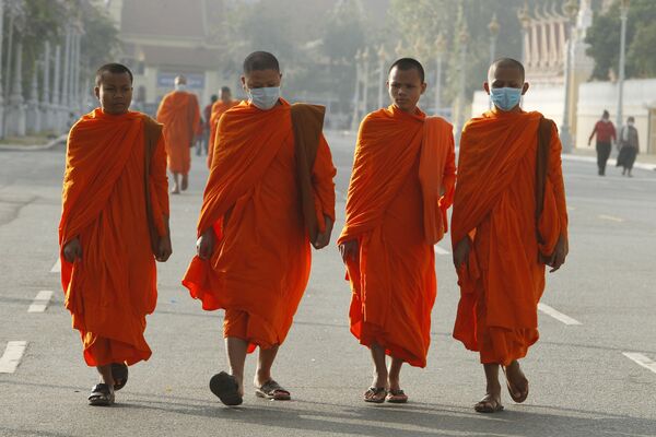 Буддийские монахи в масках в Камбоджи  - Sputnik Казахстан