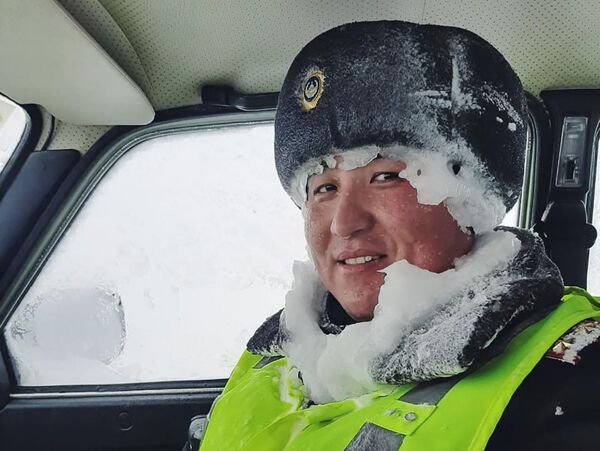 Полицейский во время спасательной операции: Холодно, но мы не теряем позитива   - Sputnik Қазақстан
