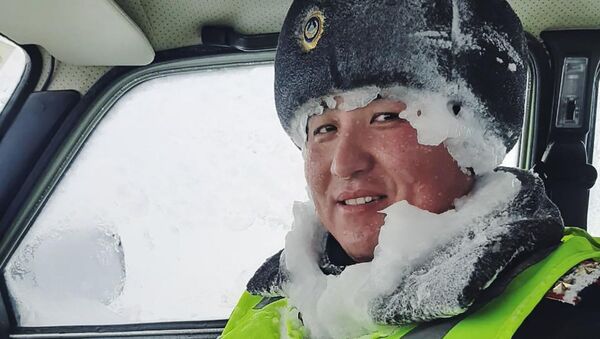 Полицейский во время спасательной операции: Холодно, но мы не теряем позитива   - Sputnik Казахстан