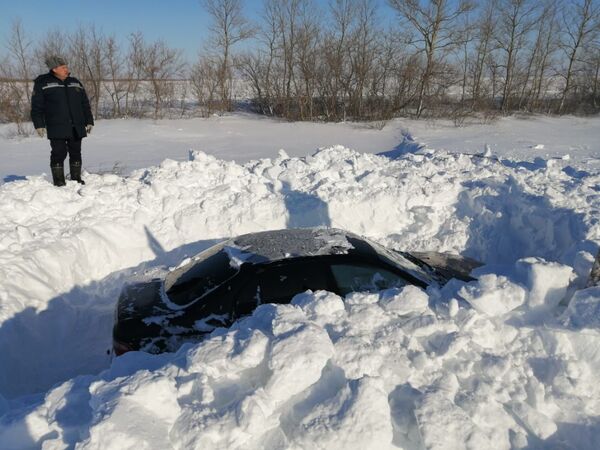 Найди свою машину: как спасатели откапывают машины из-под снега - фотофакт - Sputnik Казахстан